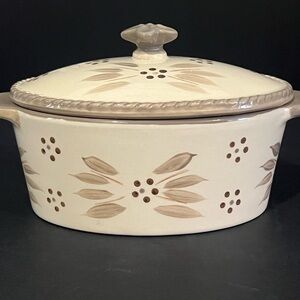 The item pictured is a Temp-tations Old World 16 oz Round Baker with Dome Lid